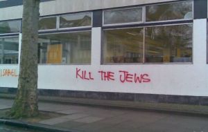 כתובת אנטישמית על קיר  בבריטניה. צילם: מייקל קרטיס. מתוך אתר thecommentator